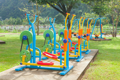 晨光中的活力 泰國公共公園的健身器材